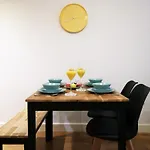 Hamilton Court 1Bedroom Apartment, Bright And Central Location With Balcony And Wi-Fi