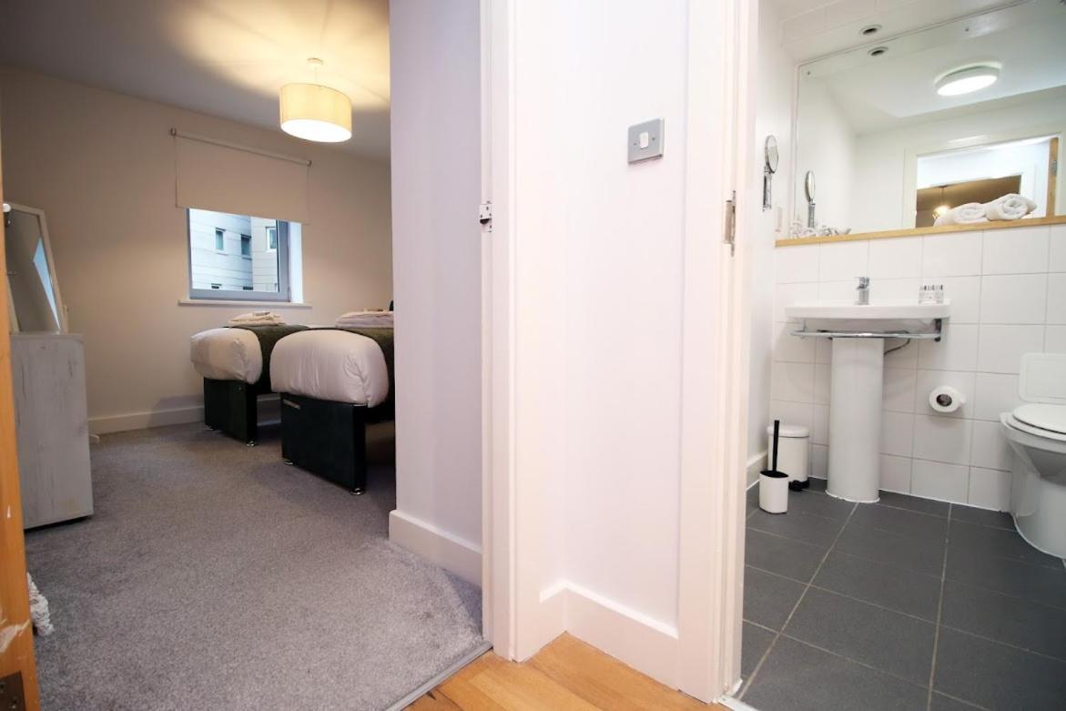 Hamilton Court 1bedroom Apartment, Bright And Location With Balcony And Wi-fi *