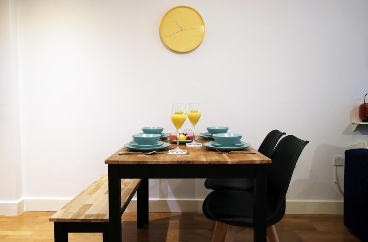 Hamilton Court 1bedroom Apartment, Bright And Location With Balcony And Wi-fi *