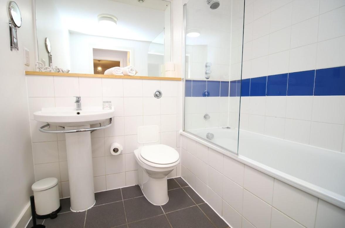 Hamilton Court 1bedroom Apartment, Bright And Location With Balcony And Wi-fi
